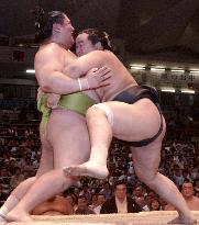 (2)Chiyotaikai, Asashoryu keep lead in Nagoya sumo